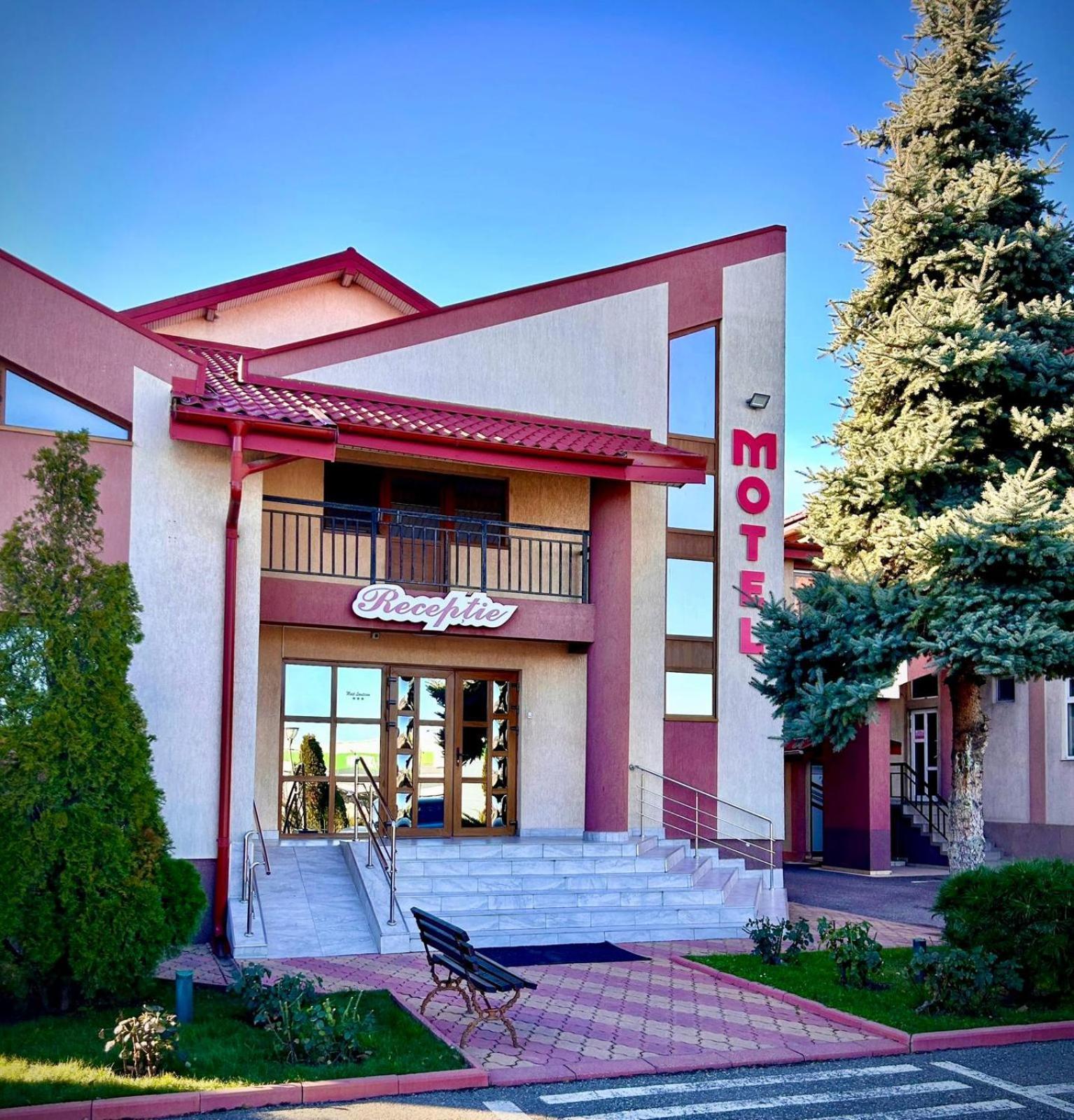 Hotel Levisticum Бакэу Экстерьер фото